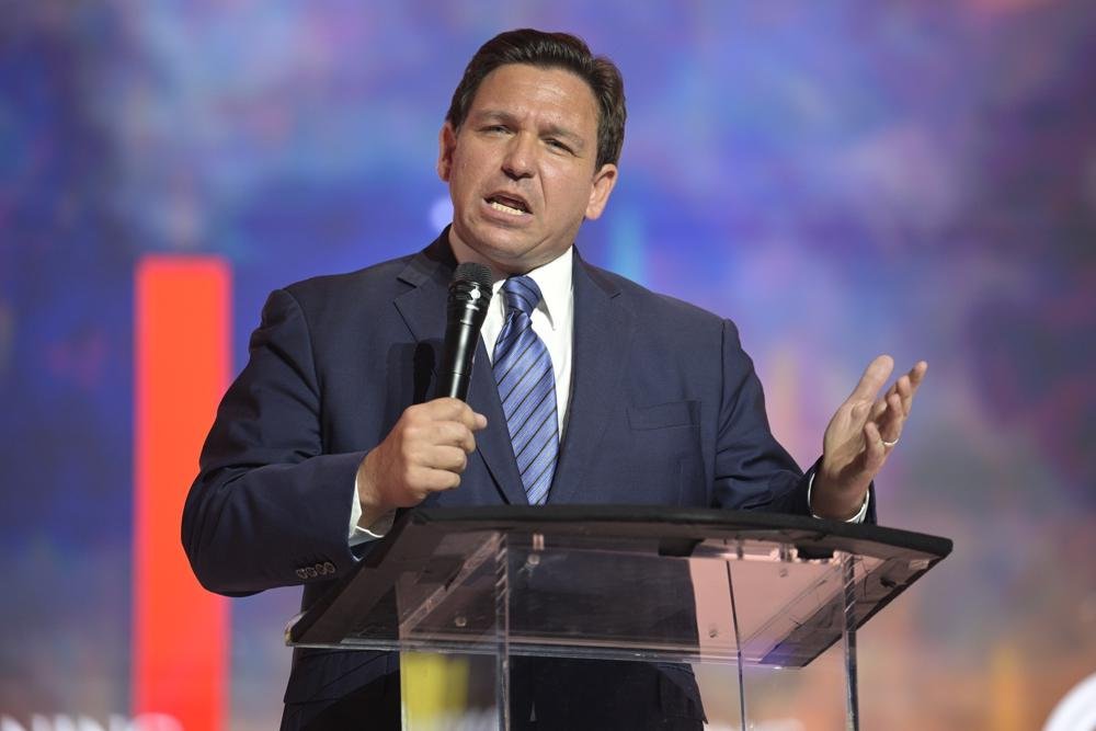 Exigen a Ron DeSantis publicar datos de vuelos de inmigrantes venezolanos