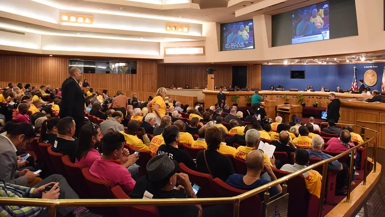 Comisionados de Miami-Dade aprueban aumento de beneficios