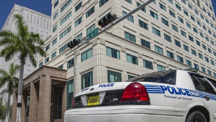 Detenido policía de Florida por violar a niña de 13 años