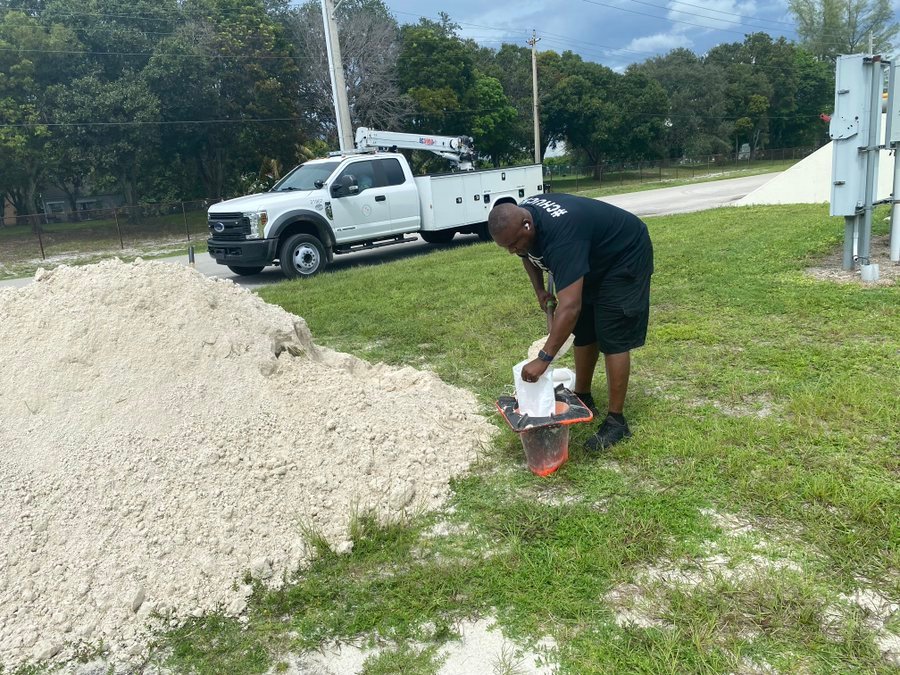 Distribuirán sacos de arena al sur de Florida