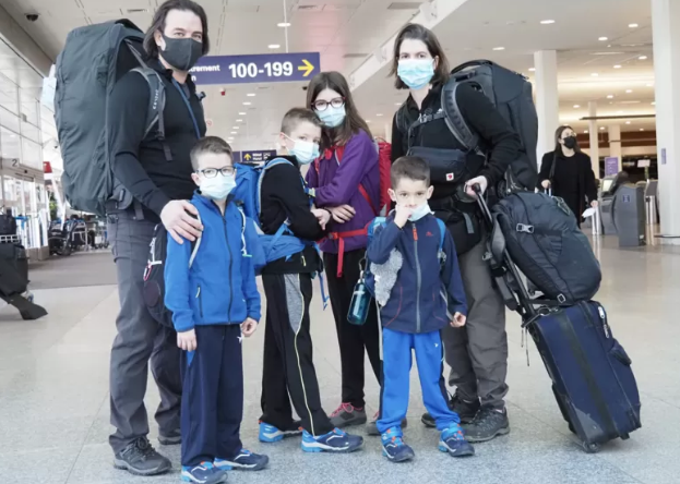 Familia recorre el mundo antes de que sus hijos se queden ciegos