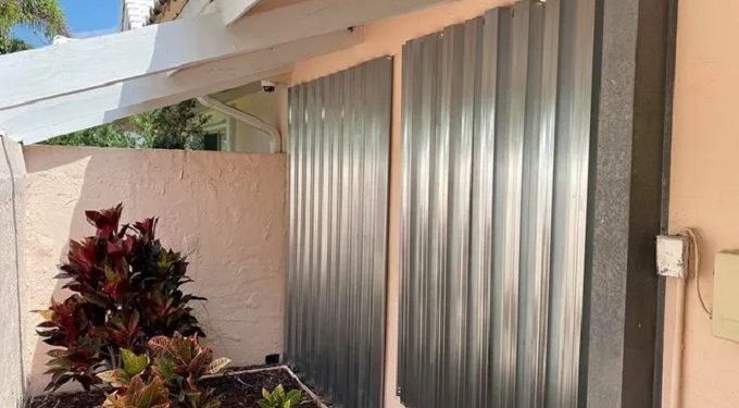 Ian obliga a residentes colocar contraventanas en sus hogares