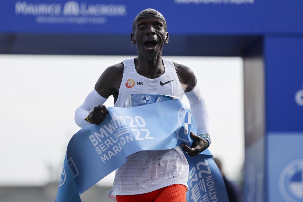 Kipchoge fija récord mundial al ganar el Maratón de Berlín
