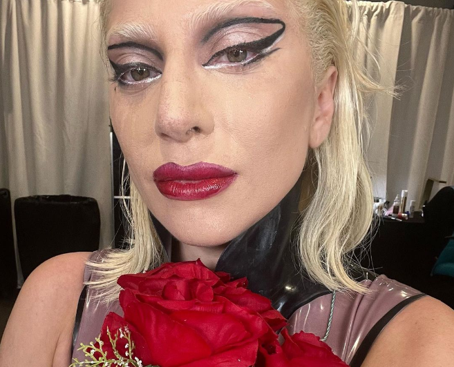 Lady Gaga llora tras suspender concierto en Miami