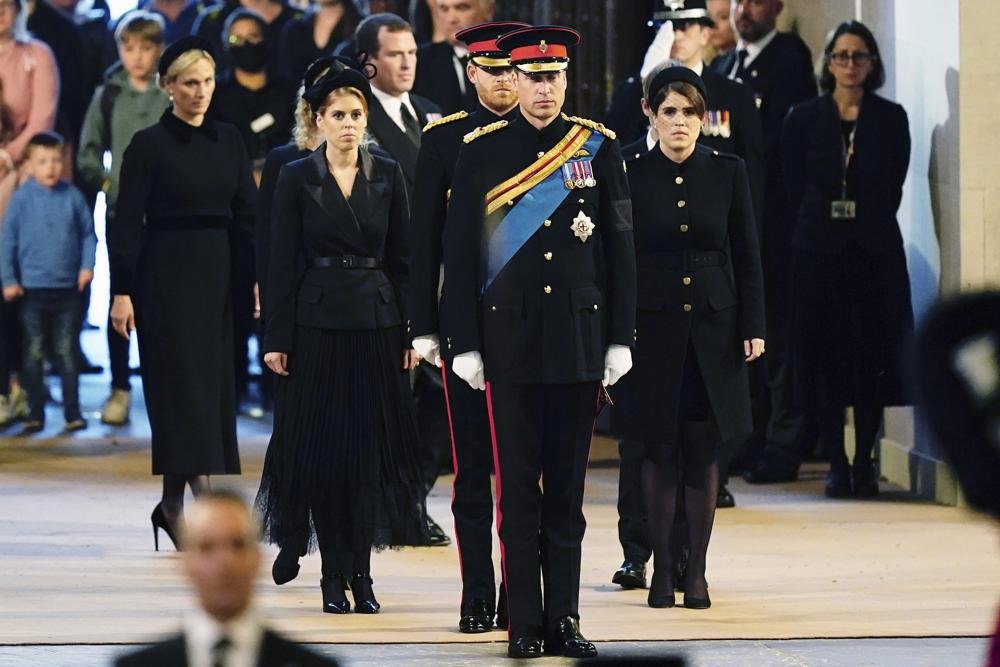 Nietos de la reina realizaron vigilia silenciosa junto a su ataúd