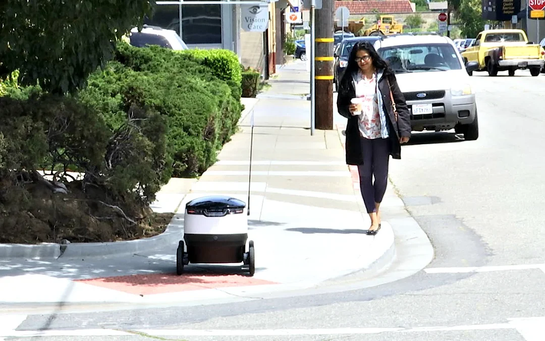 Robots de reparto de comidas tienen éxito en universidades de Estados Unidos