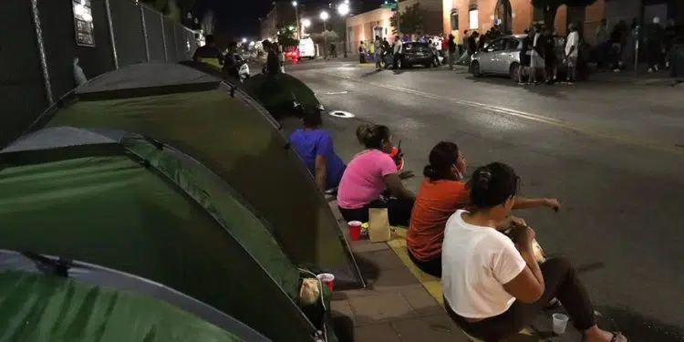 Texas envía otro bus con migrantes a residencia de Harris