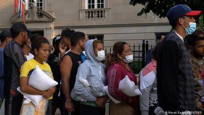 Demandan a DeSantis por traslado de migrantes