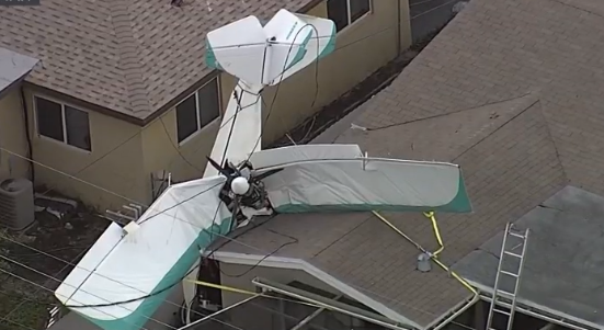 Avioneta cae sobre casa en Miramar dejando muertos