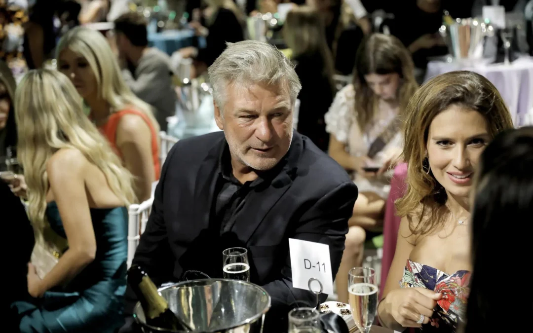 Baldwin acuerda con familia de la directora fallecida continuar rodaje de película