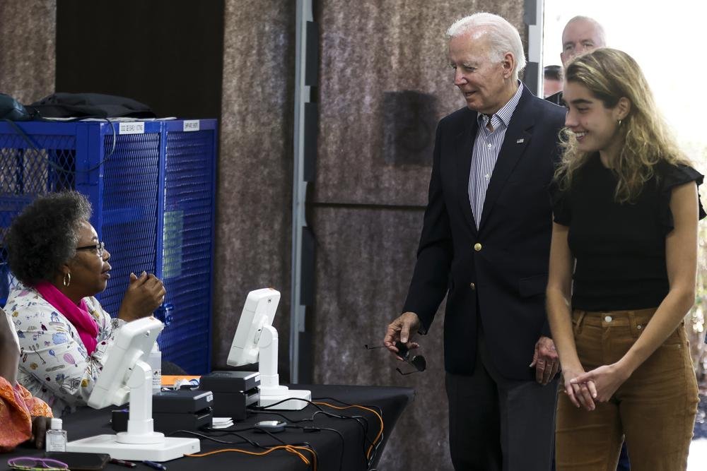 Biden votó anticipadamente en Delaware junto a su nieta