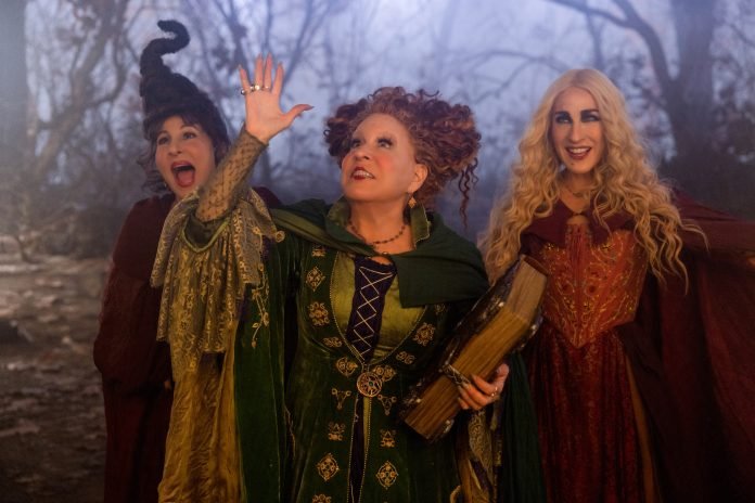 Brujas de Salem regresaron con humor y mucha nostalgia en “Abracadabra 2”