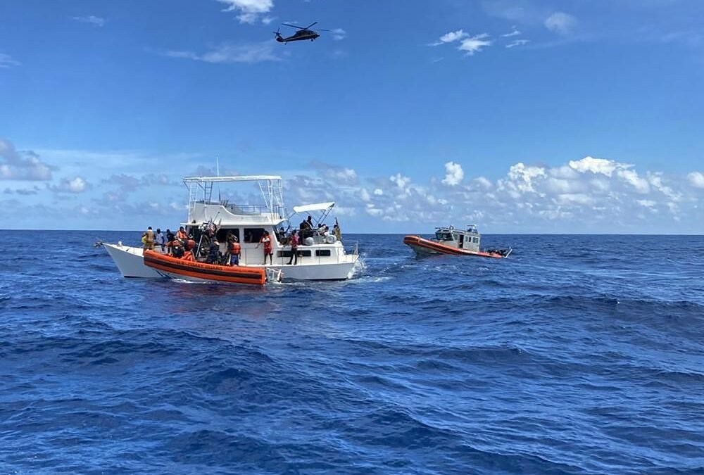 Casi 100 migrantes rescatados en bote frente a la costa de Florida carecían de alimentos