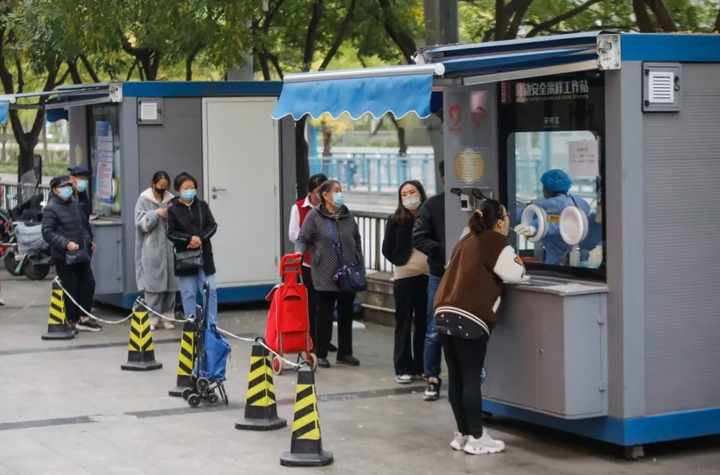 Endurecen restricciones en China tras rebrotes de covid 