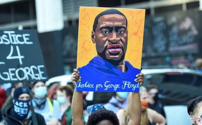 Familia de George Floyd pide a Kanye West 250 millones de dólares por difamar