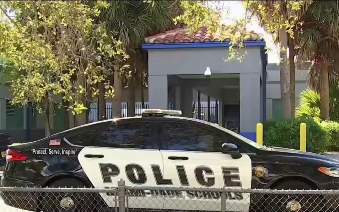 Joven enfrenta cargos tras presuntamente llevar arma a escuela de Doral
