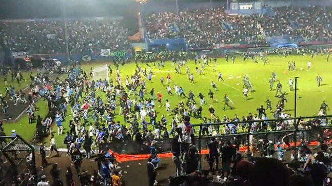 Más de 150 muertos tras disturbios durante partido de fútbol en Indonesia