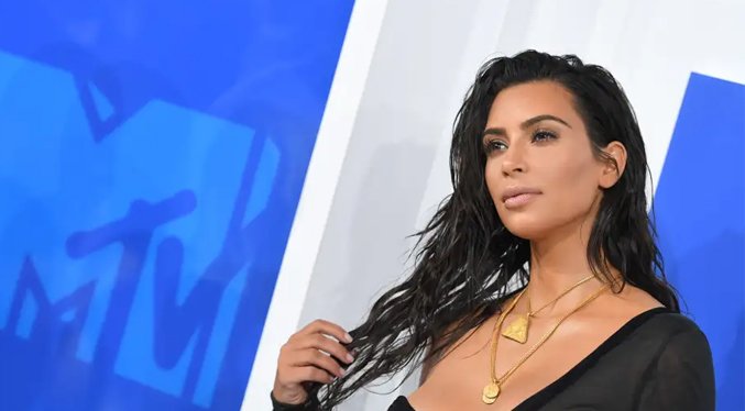 Multaron a Kim Kardashian por anunciar ilegalmente criptomonedas