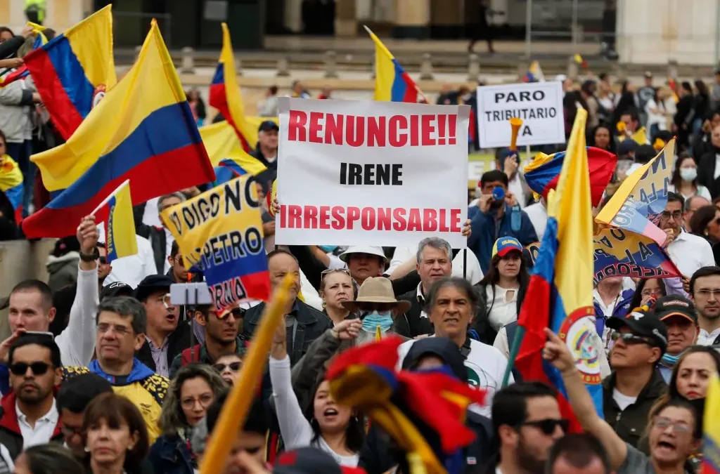 Protestan en Colombia contra las medidas del Gobierno de Petro
