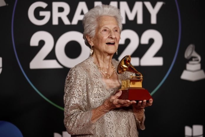 Abuela hace historia tras ganar un Latin Grammy