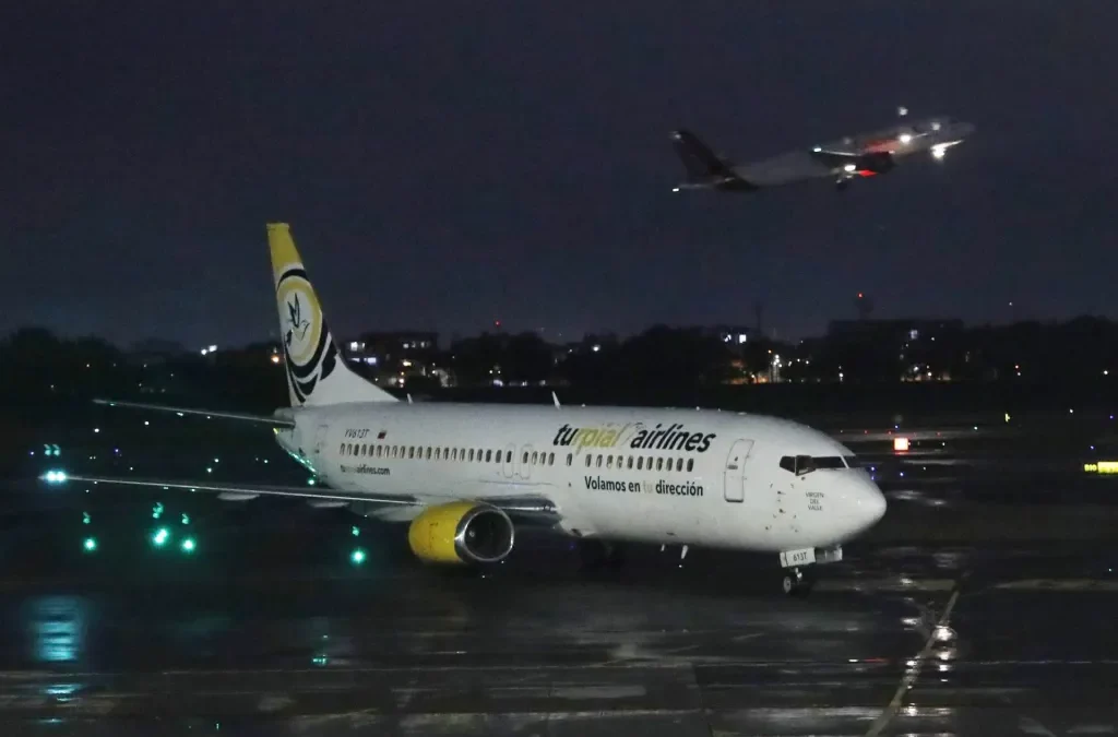 Aterrizó el primer vuelo de Venezuela después de años en Bogotá