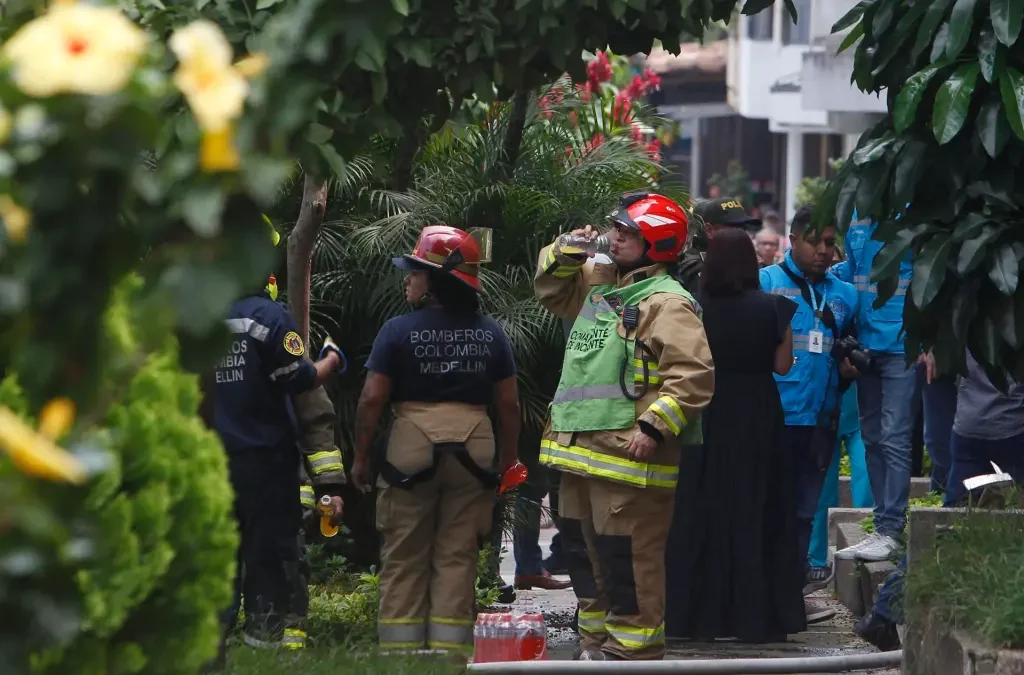 Avioneta cayó en barrio residencial de Medellín dejando varios muertos