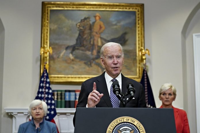 Biden propone impuestos al exceso de beneficios de compañías petroleras