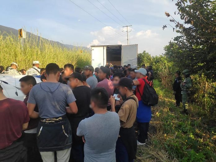 Encuentran a más de 80 migrantes hacinados en camión de carga en México