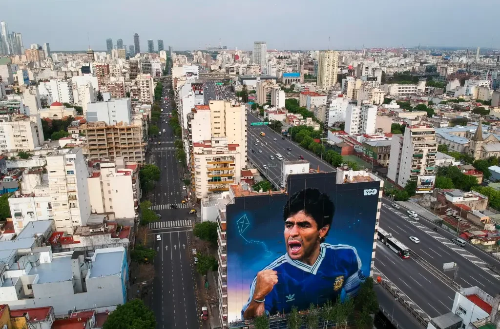 Enorme mural de Maradona resalta en Argentina antes del mundial