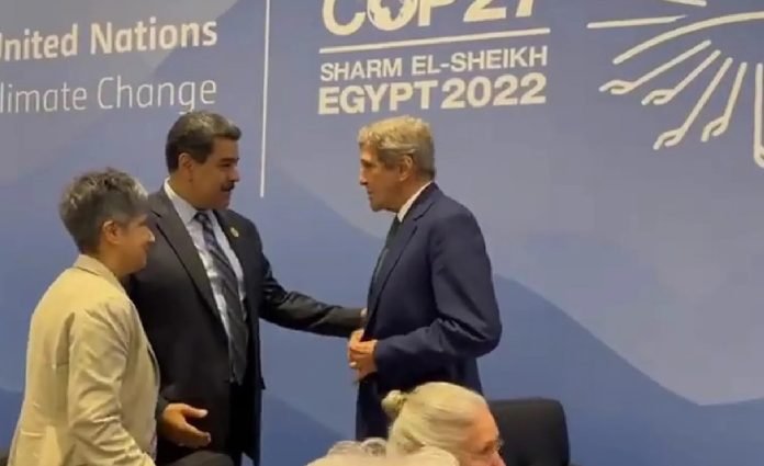 John Kerry y Maduro protagonizaron un estrechón de manos