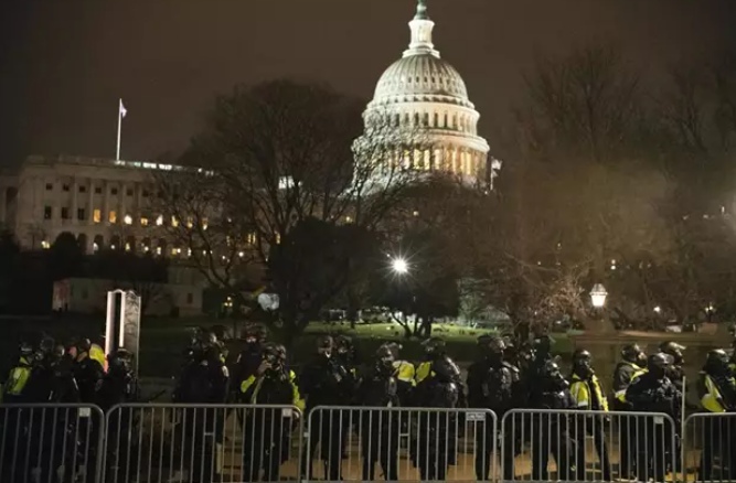 Policía del Capitolio aumentará seguridad a los parlamentarios tras ataque a Pelosi