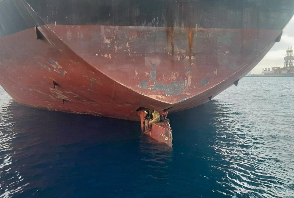 Polizones viajaron 11 días en el timón de un barco