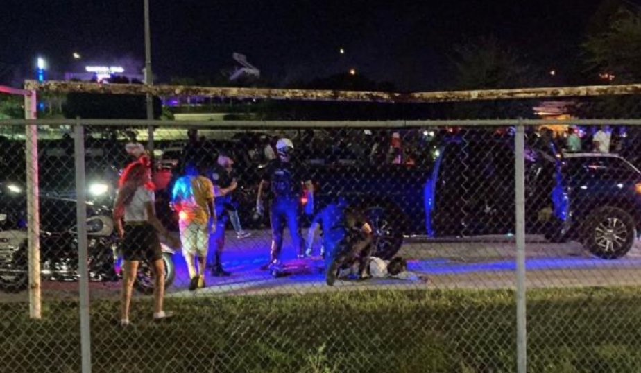 Tiroteo en partido de fútbol de escuela secundaria de Florida deja un muerto