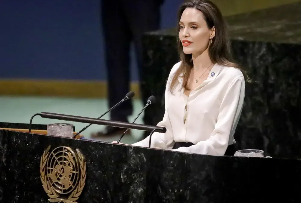 Angelina Jolie deja puesto como enviada de la agencia de la ONU para refugiados
