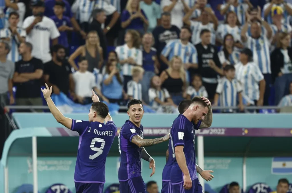 Argentina le ganó a Polonia y ambos equipos pasan a octavos