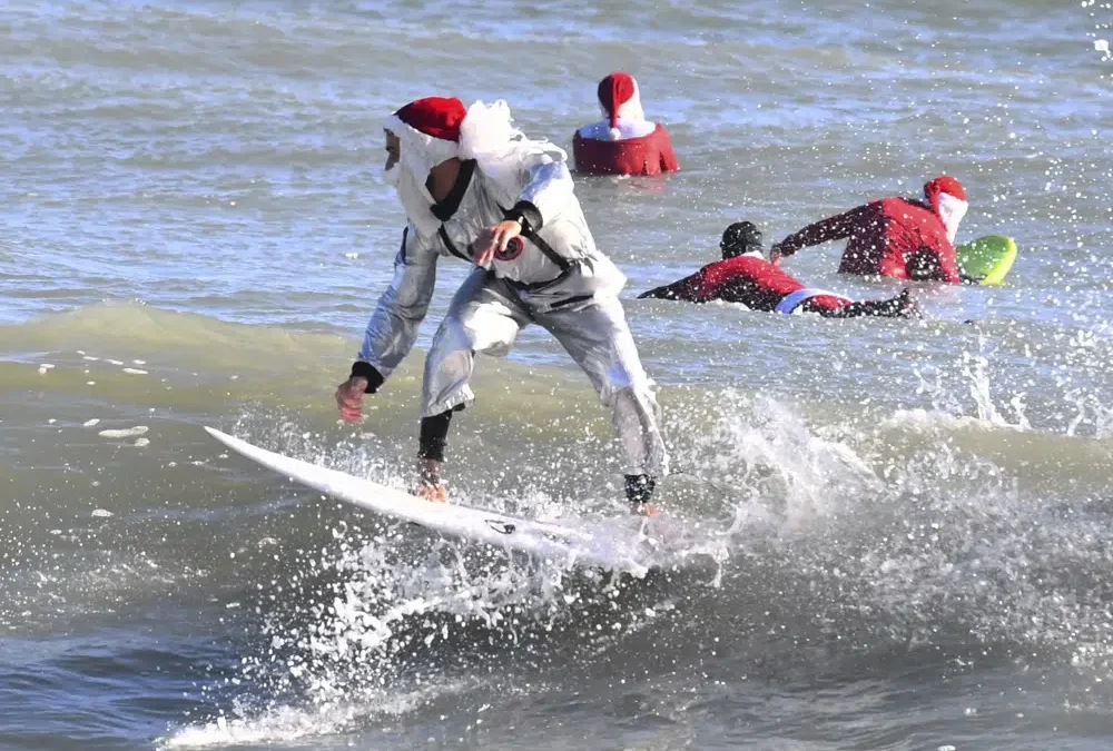 Clima frío no detuvo a los Santas surfeando en la costa de Florida