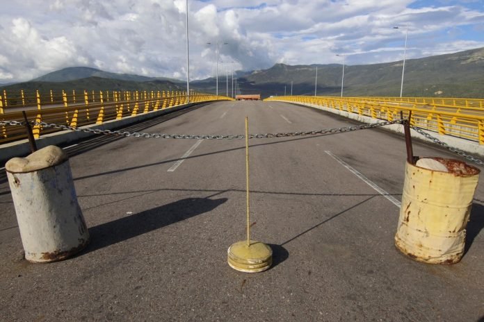 Colombia y Venezuela abren frontera para autos particulares en enero