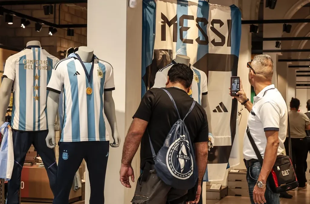 Comenzó la venta de la nueva camiseta de la Albiceleste con las 3 estrellas