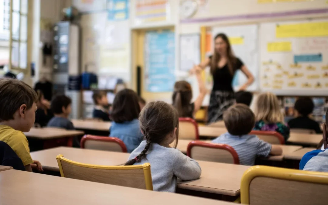 Contratan estudiantes para dar clases en Florida