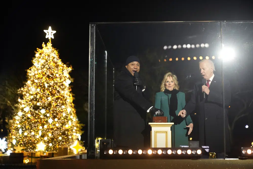 El árbol navideño nacional cobra vida con la iluminación de Biden