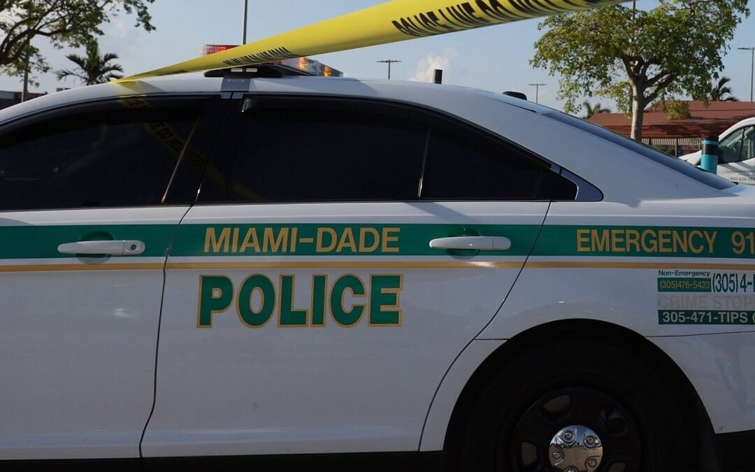 Encuentran muerto a un hombre atrincherado en edificio de Miami