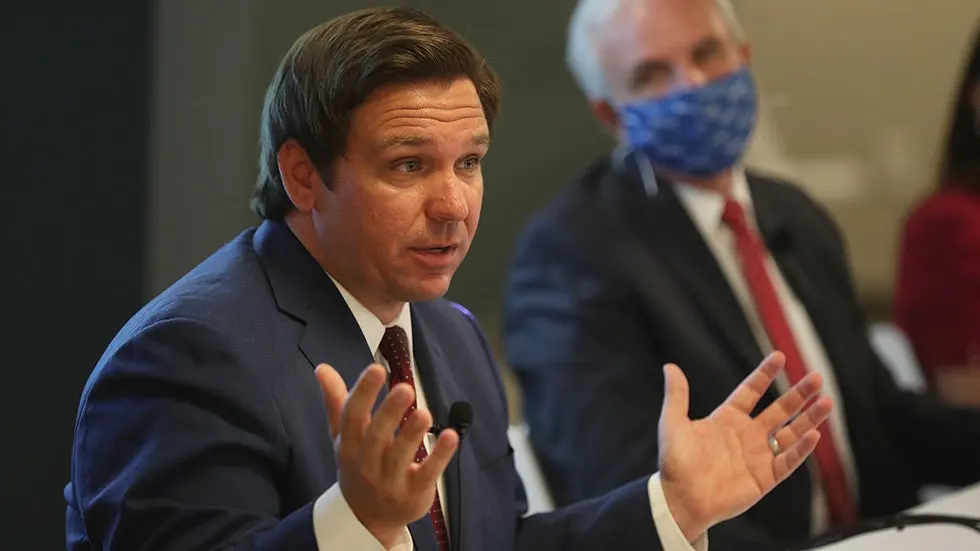 Gobernador Ron DeSantis firma la ley de seguros
