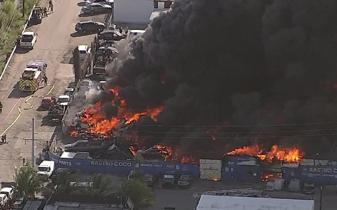 Incendio de gran magnitud afectó depósito de chatarra en Hialeah