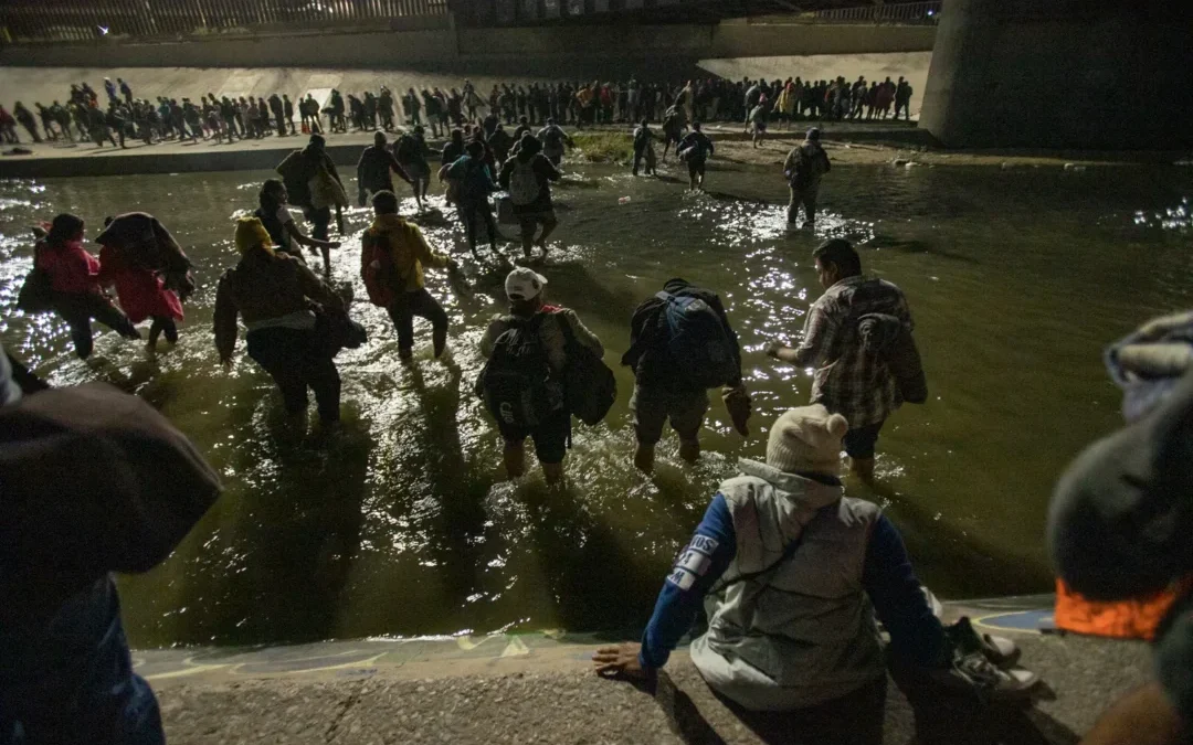 Más de mil 500 migrantes cruzan la frontera México-EEUU en una noche