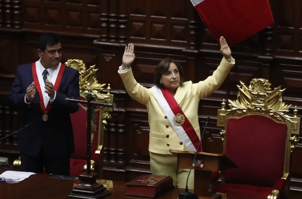 Nueva presidenta de Perú inicia diálogo, mientras Pedro Castillo pide asilo a México
