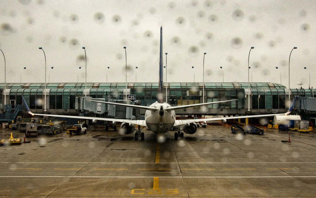 Reportan retrasos y cancelaciones en aeropuertos del sur de Florida por tormenta invernal