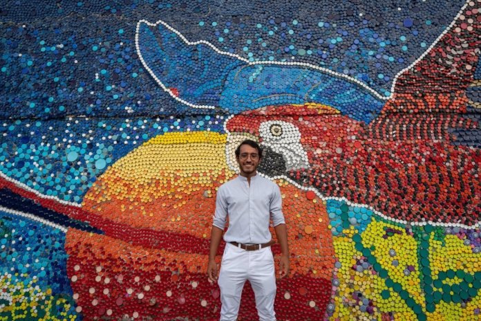Venezolano presentó mural de tapas plásticas más grande del mundo en su país
