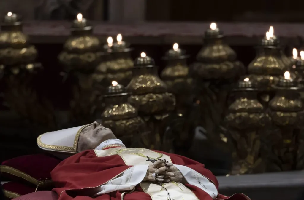 Capilla ardiente de Benedicto XVI abre por segundo día