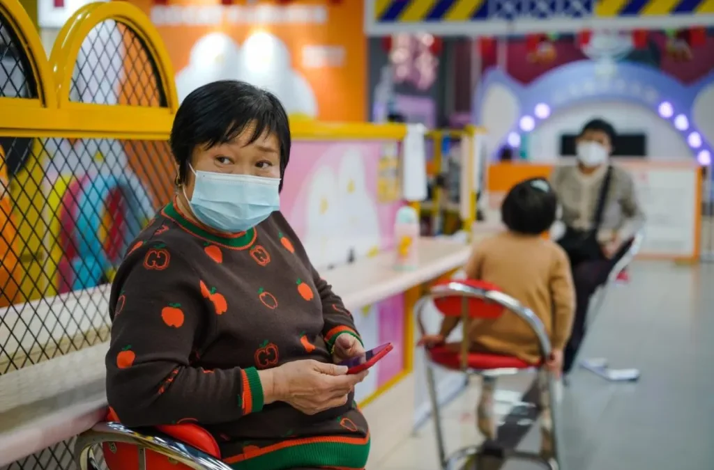 China anuncia casi 60.000 muertes relacionadas con covid en último mes