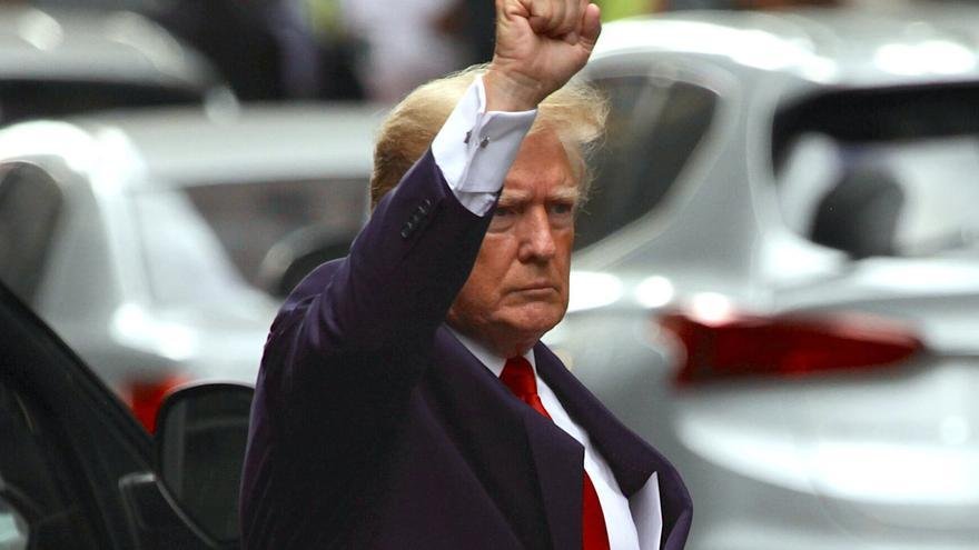 Juez de Florida multa a Trump y a una de sus abogadas